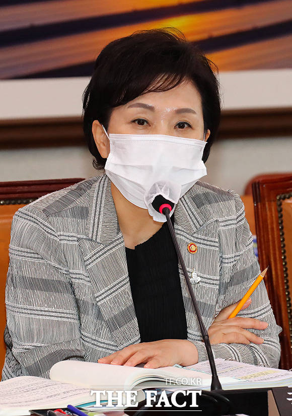 의원들의 질의에 답변하는 김현미 국토교통부장관