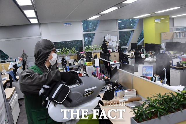 지난 19일 오후 서울 중구 서울시청에서 코로나19 확진자가 발생, 전 층이 폐쇄된 가운데 관계자가 청사 내부를 방역하는 모습. /서울시 제공