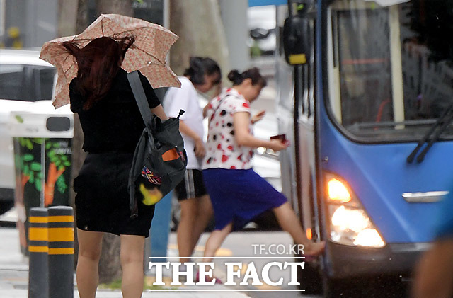 수요일인 26일은 제8호 태풍 바비의 영향으로 전국에 비가 내리고 매우 강한 바람이 불겠다. /이효균 기자