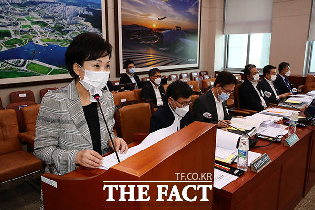 업무보고하는 김현미 국토교통부장관(왼쪽)