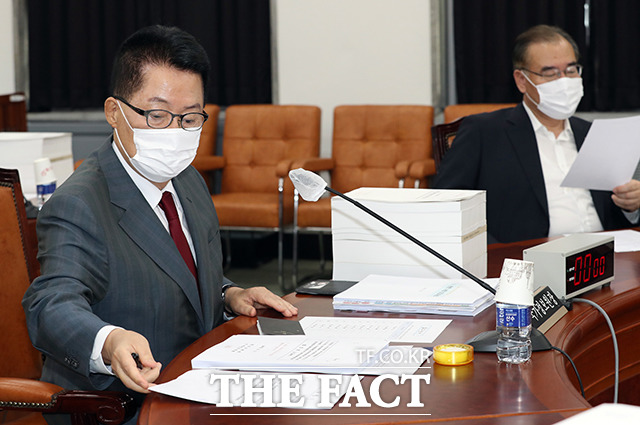 자료 확인하는 박지원 국정원장(왼쪽)