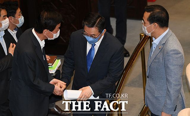 진영 행정안전부 장관(왼쪽)과 인사하는 정성호 예결위 위원장(가운데)