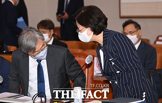 최재형 감사원장(왼쪽)과 인사하는 추미애 법무부 장관