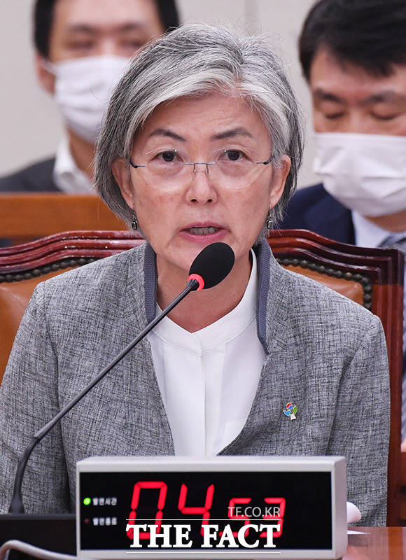 강경화 외교부 장관이 25일 국회 외교통일위원회 전체회의에 참석해 뉴질랜드 대사관 외교관의 성추행 논란과 관련해 송구스럽다고 밝혔다. /국회=배정한 기자