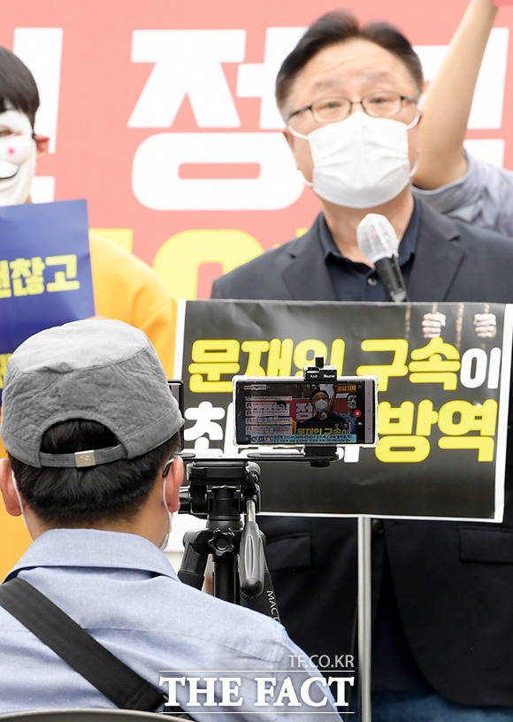 사랑제일교회 관련 확진자가 계속 증가하고 있는 가운데 25일 오후 서울 성북구 사랑제일교회 앞에서 이동호 8.15 집회참가자 국민비상대책위원회(비대위) 위원이 발언하고 있다. /이선화 기자