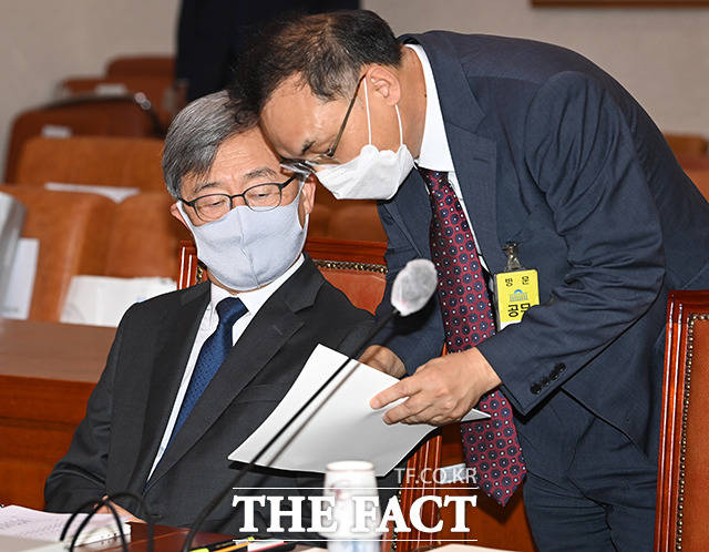 관계자에게 보고 받는 최재형 감사원장(왼쪽)