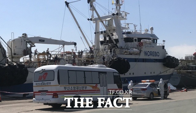 지난달 감천항에 입항항 선박에서 코로확진자가 발생하자 소방당국의 응급차가 선원이송을 위해 대기 중이다. /부산소방본부 제공