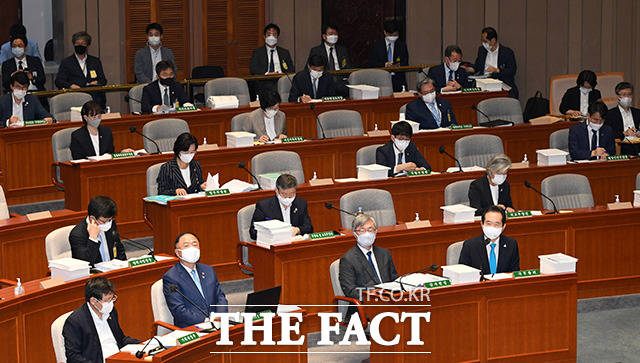 질의에 답변하는 정세균 국무총리(오른쪽 아래)