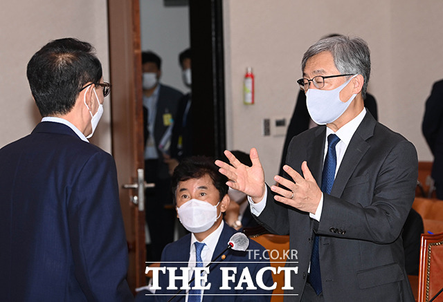 김도읍 미래통합당 간사(왼쪽)와 인사하는 최재형 감사원장(오른쪽)