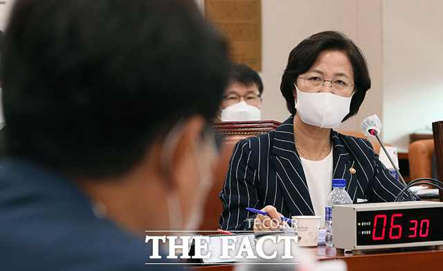 추미애 법무부 장관이 25일 오후 서울 여의도 국회에서 열린 법제사법위원회 전체회의에서 출석해 의원들의 질의에 답변을 하고 있다. /배정한 기자