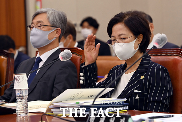 회의 시작을 기다리는 최재형 감사원장(왼쪽)과 추미애 법무부 장관