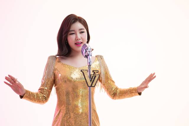 트로트 가수 송가인이 확 감아버려 CM송을 정식 음원으로 발매하고 음원 수익 전액을 수재민 복구를 위해 기부하겠다고 25일 밝혔다. /포켓돌스튜디오 제공