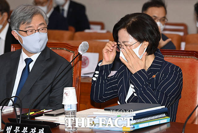 최재형 감사원장(왼쪽)과 대화하는 추미애 법무부 장관