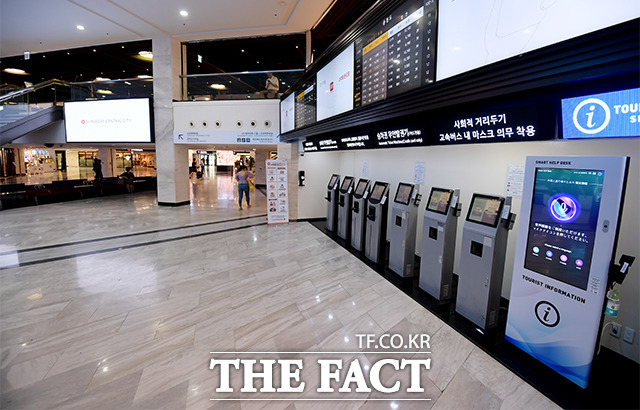 문 대통령은 25일 국무회의에서 회복세를 보이던 소비와 내수가 다시 위축되지 않을까 걱정된다고 우려했다. 사진은 지난 24일 오후 서울 서초구 고속터미널의 한산한 모습. /이선화 기자