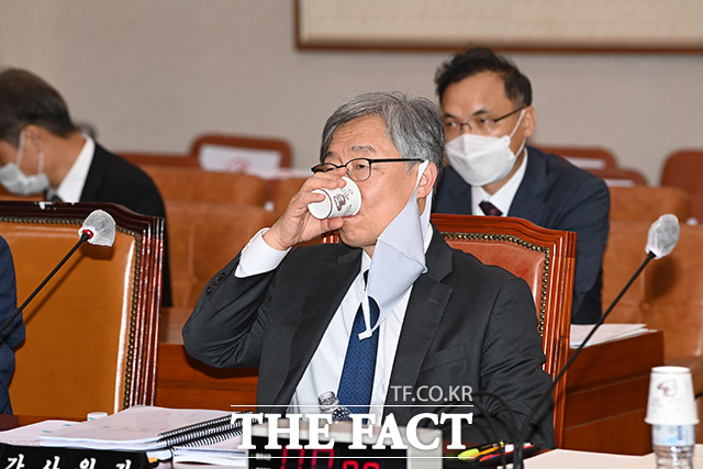 물 마시는 최재형 감사원장