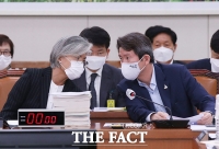 [TF사진관] 대화 나누는 강경화 외교부 장관과 이인영 통일부 장관