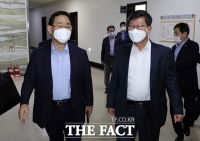 [TF포토] 정보위 회의 참석하는 주호영-전해철