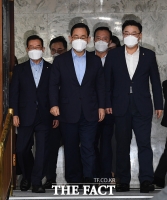 [TF포토] 마스크 쓰고 회의실 입장하는 주호영 원내대표