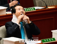 [TF포토] 물 마시는 정세균 총리