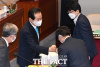 [TF포토] 정성호 위원장과 인사하는 정세균 총리