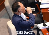 [TF포토] 물마시는 홍남기 경제부총리