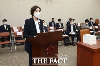 [TF포토] 현안보고하는 유은혜 교육부 장관