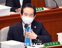 [TF포토] 질의에 답변하는 정세균 총리