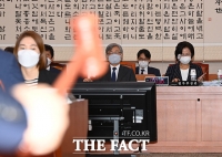 [TF사진관] 법사위 전체회의 참석한 최재형 감사원장과 추미애 법무부 장관