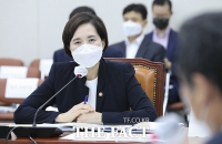 [TF포토] 답변하는 유은혜 교육부 장관