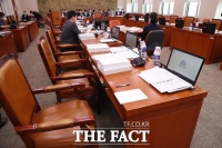 [TF사진관] '질문하는 의원들만 남아주세요!'…문체위 최소 인원 회의 진행