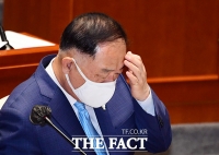 [TF포토] 생각에 잠긴 홍남기 경제부총리