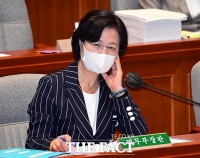 [TF포토] 질의 듣는 추미애 장관