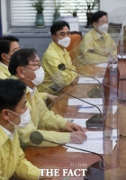 [TF포토] 칸막이 속에서 모두발언하는 김태년 원내대표