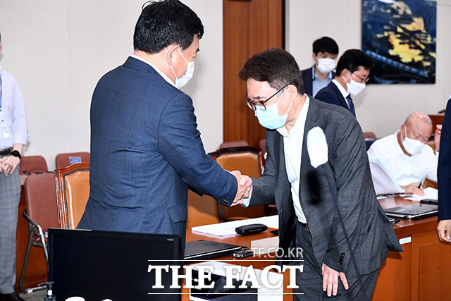 박성민 국토위 소위원장(왼쪽)과 인사하는 박선호 국토교통부 차관