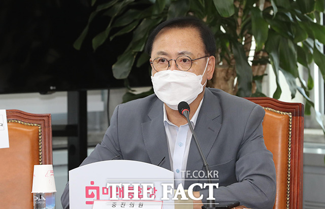 이명수 미래통합당 의원이 26일 오전 비상대책위원장-중진의원 회의에 참석해 발언을 하고 있다. /배정한 기자