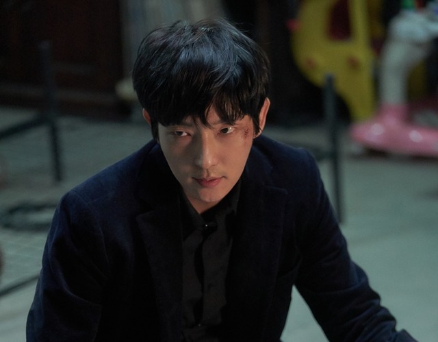 악의 꽃에서 이준기는 사이코패스 백희성을 맡았다. 이야기가 진행될수록 그는 차츰 인간성을 찾아가며 시청자들을 몰입시킨다. /tvN 제공
