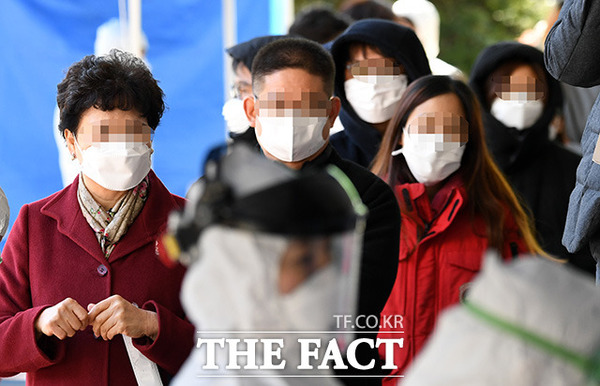 지난 7월 코로나19 집단감염이 발생한 서울 구로구 신도림동 코리아빌딩에 선별진료소가 마련된 가운데 빌딩 입주사 직원들이 검사를 받고 있다. /임영무 기자