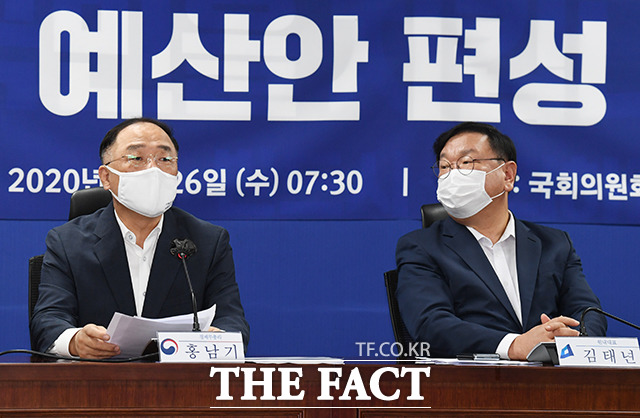 모두발언하는 홍남기 경제부총리(왼쪽)와 김태년 원내대표