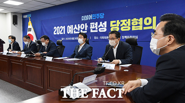 모두발언하는 정성호 예산결산특별위원회 위원장(왼쪽 다섯번째)
