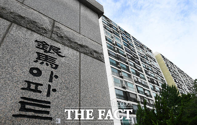 서울 강남 재건축의 대명사로 일컬어지는 대치동 소재 은마아파트의 경우 최근 3년간 매매가(전용면적 84㎡ 기준)가 10억 원 넘게 뛰었다. /이동률 기자