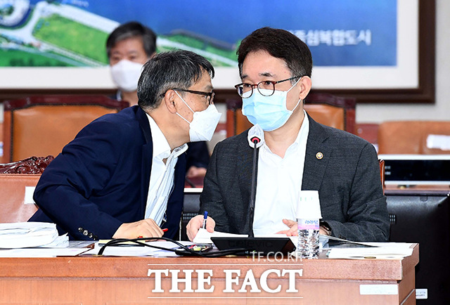 대화하는 박선호 국토교통부 차관과 정경훈 국토부 기획조정실장(왼쪽)