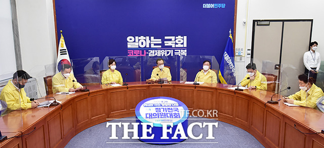 26일 오전 국회에서 열린 더불어민주당 최고위원회의에 확진자와 접촉한 취재진이 있었던 것으로 알려지면서 지도부도 전원 자가격리에 들어갔다. /배정한 기자