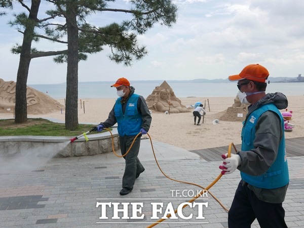 경북도가 최근 코로나19 재확산에 따라 도내 감염확산 우려가 높은 다중이용시설 등에 희망일자리사업의 일환으로 추진하고 있는 ‘경북 클린안심 방역단’ 3000여명을 투입 긴급 고강도 방역을 실시하는 등 선제적 대응에 나서고 있다./경북도 제공