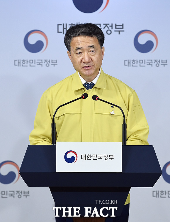 박능후 보건복지부 장관은 26일 오전 8시 정부서울청사에서 열린 브리핑에서 8월26일 8시를 기해 수도권 소재 수련병원에 근무 중인 전공의와 전임의를 대상으로 업무개시명령을 발동한다고 밝혔다. /이동률 기자