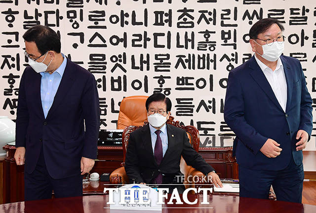박병석 국회의장과 여야 원내대표가 26일 오전 서울 여의도 국회 의장실에서 열린 정례회동에서 기념촬영을 마친 뒤 각자 자리로 향하고 있다. 왼쪽부터 주호영 미래통합당 원내대표, 박 의장,김태년 더불어민주당 원내대표. / 국회=배정한 기자