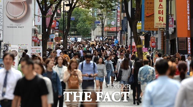 한국은행이 26일 발표한 8월 BSI 결과를 보면 전 산업 업황 BSI는 66로 한 달 전보다 4포인트 상승했다. 다만 한국은행은 코로나19 이전 수준으로 기업 심리가 회복한 것은 아니라고 분석했다. /더팩트 DB