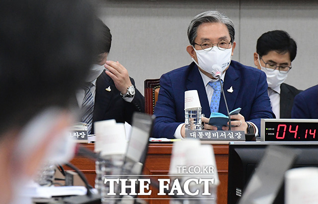 노영민 대통령 비서실장이 25일 국회 운영위원회 전체회의에 참석해 김조원 전 민정수석과 다퉜다는 의혹에 대해 그런 적 없다고 답했다. 질의에 답변하는 노 비서실장. /배정한 기자