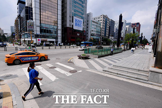 사회적 거리두기 2단계가 전국으로 확대 시행된 가운데 24일 오후 서울 강남구 강남역 일대가 한산한 모습을 보이고 있다./이선화 기자