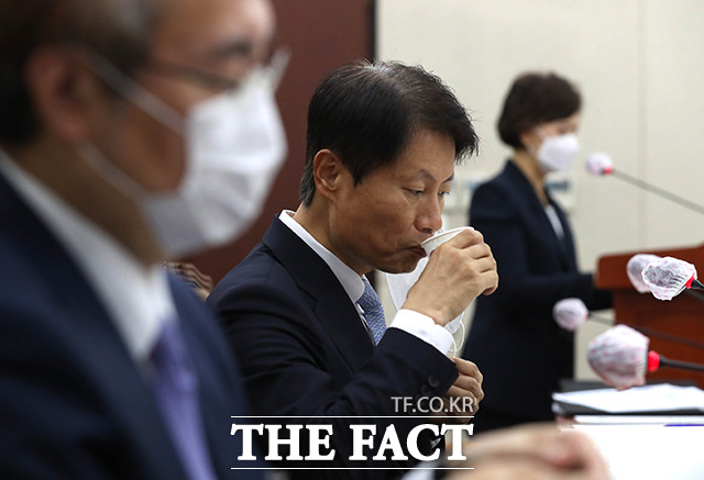 김강립 보건복지부 차관이 26일 오전 서울 여의도 국회에서 열린 보건복지위원회 전체회의에 출석해 물을 마시고 있다./배정한 기자