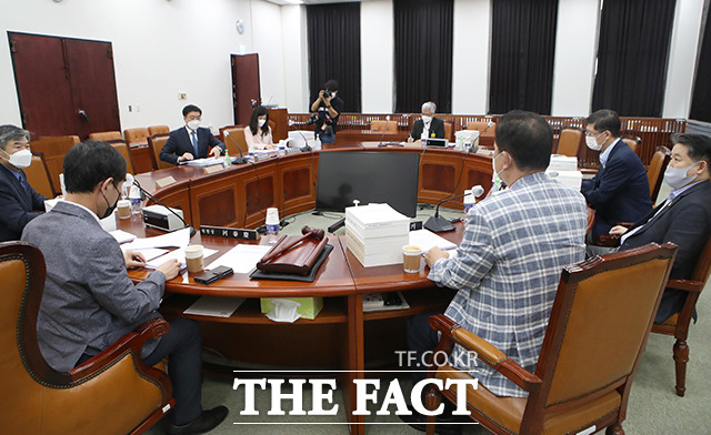 국정원 보고 받는 하태경 정보위 소위 위원장(왼쪽 두번째)